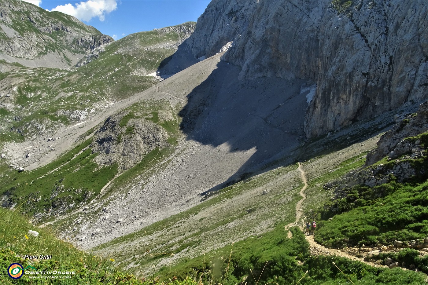 34 Dal Passo di Gabbia discendo nel Mandrone tra i ghiaioni sotto i contrafforti rocciosi d'Arera.JPG